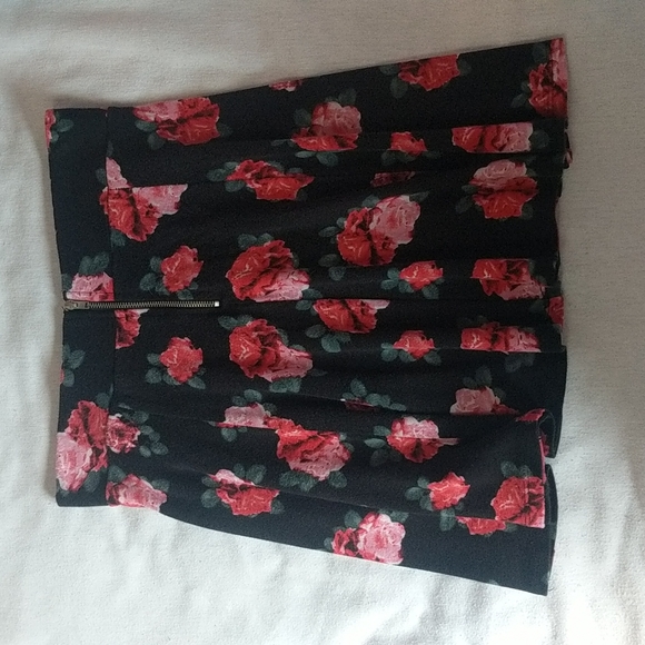 Black Rose patterned Skirt - Picture 2 of 2